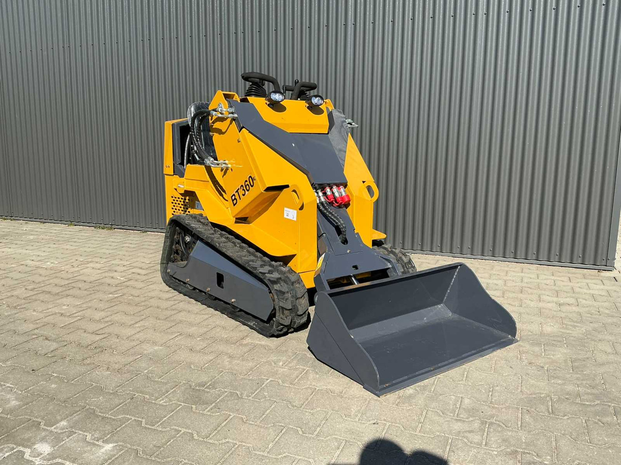 BISON TEK BT360 MINI LOADER / TRACK SKID STEER LOADER - Гусеничный мини-погрузчик: фото 4 BISON TEK BT360 MINI LOADER / TRACK SKID STEER LOADER - Гусеничный мини-погрузчик: фото 4