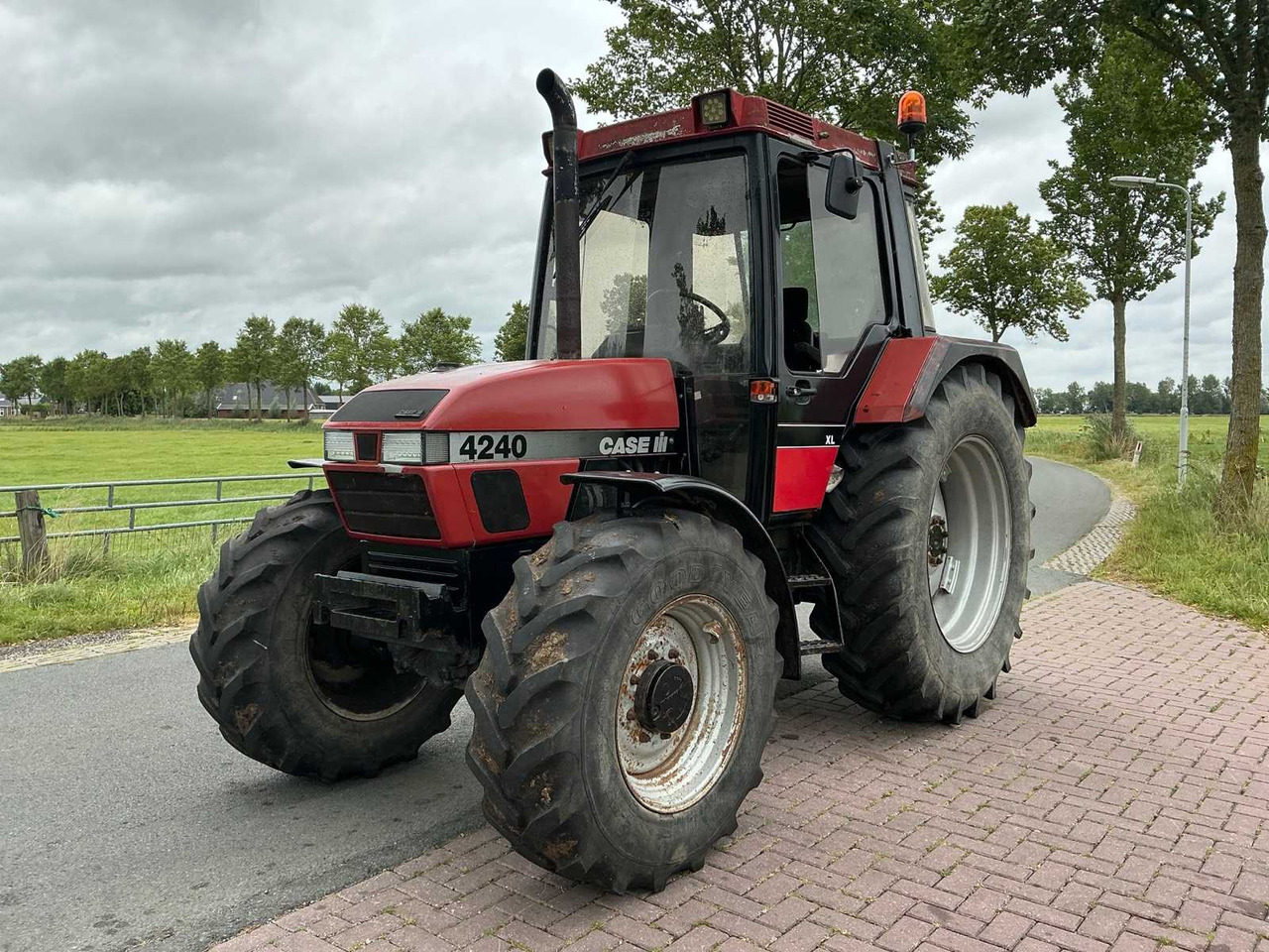 Case ih 4230 xl - Трактор: фото 1 Case ih 4230 xl - Трактор: фото 1