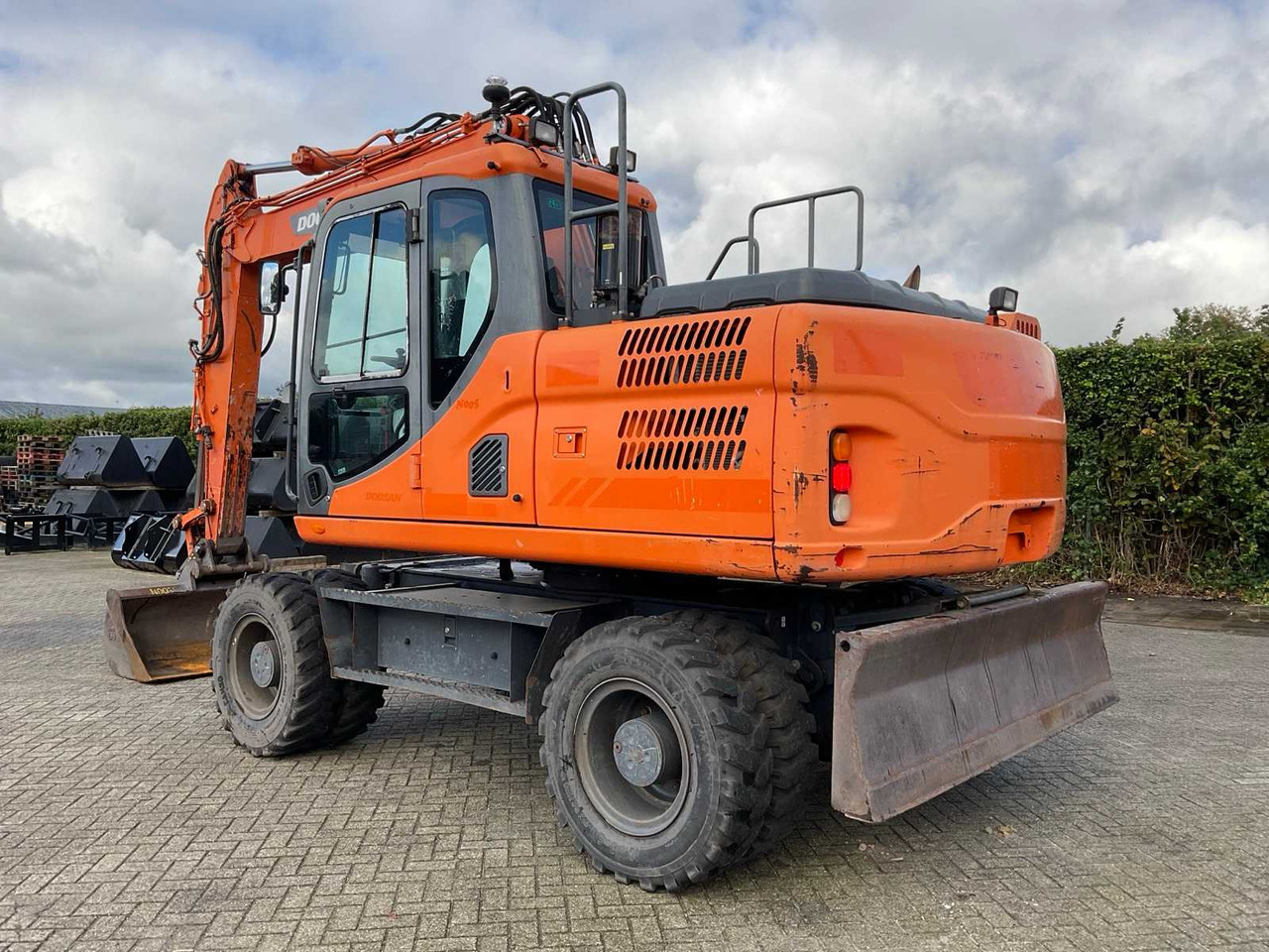 Doosan DX140W-3 - Колёсный экскаватор: фото 2 Doosan DX140W-3 - Колёсный экскаватор: фото 2