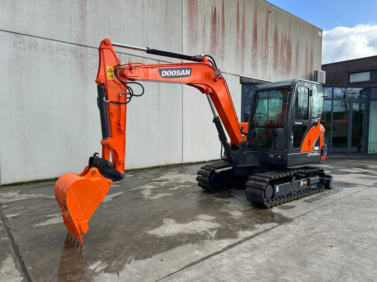 Doosan DX55-9C - Гусеничный экскаватор: фото 1 Doosan DX55-9C - Гусеничный экскаватор: фото 1