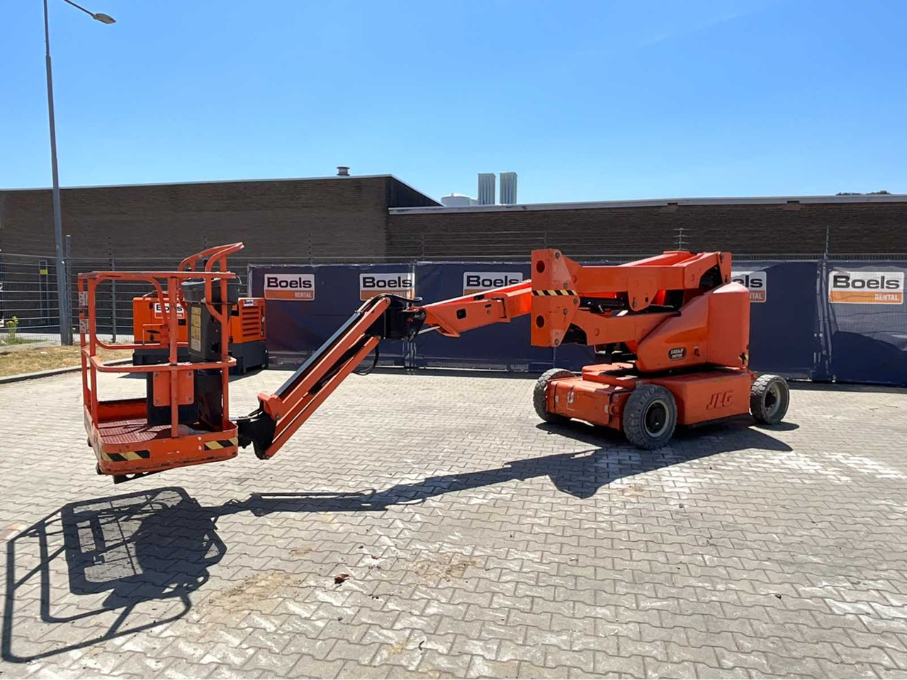 JLG E400AJPN narrow - Подъёмник: фото 2 JLG E400AJPN narrow - Подъёмник: фото 2