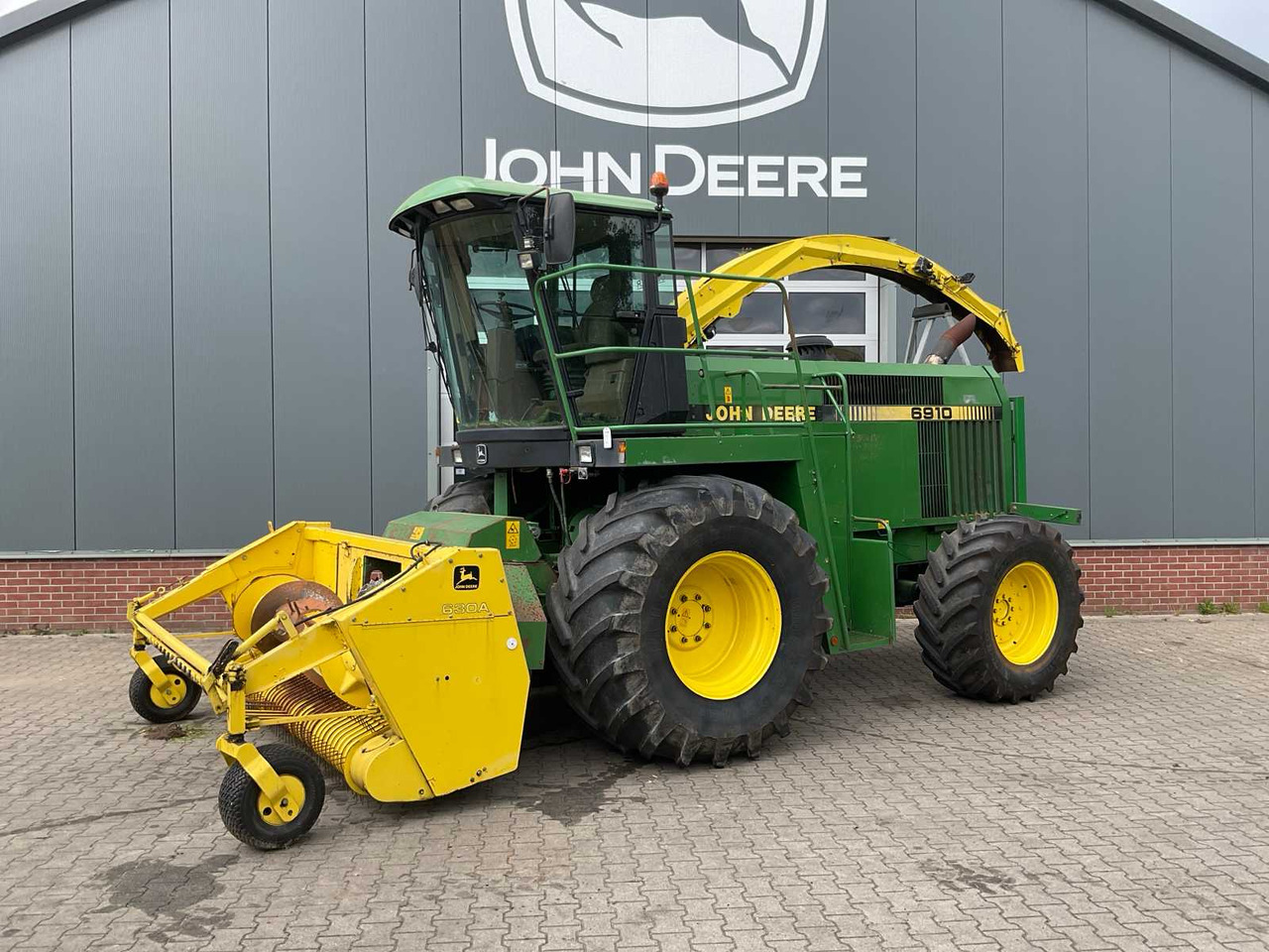 John Deere 6910 - Кормоуборочный комбайн: фото 1 John Deere 6910 - Кормоуборочный комбайн: фото 1