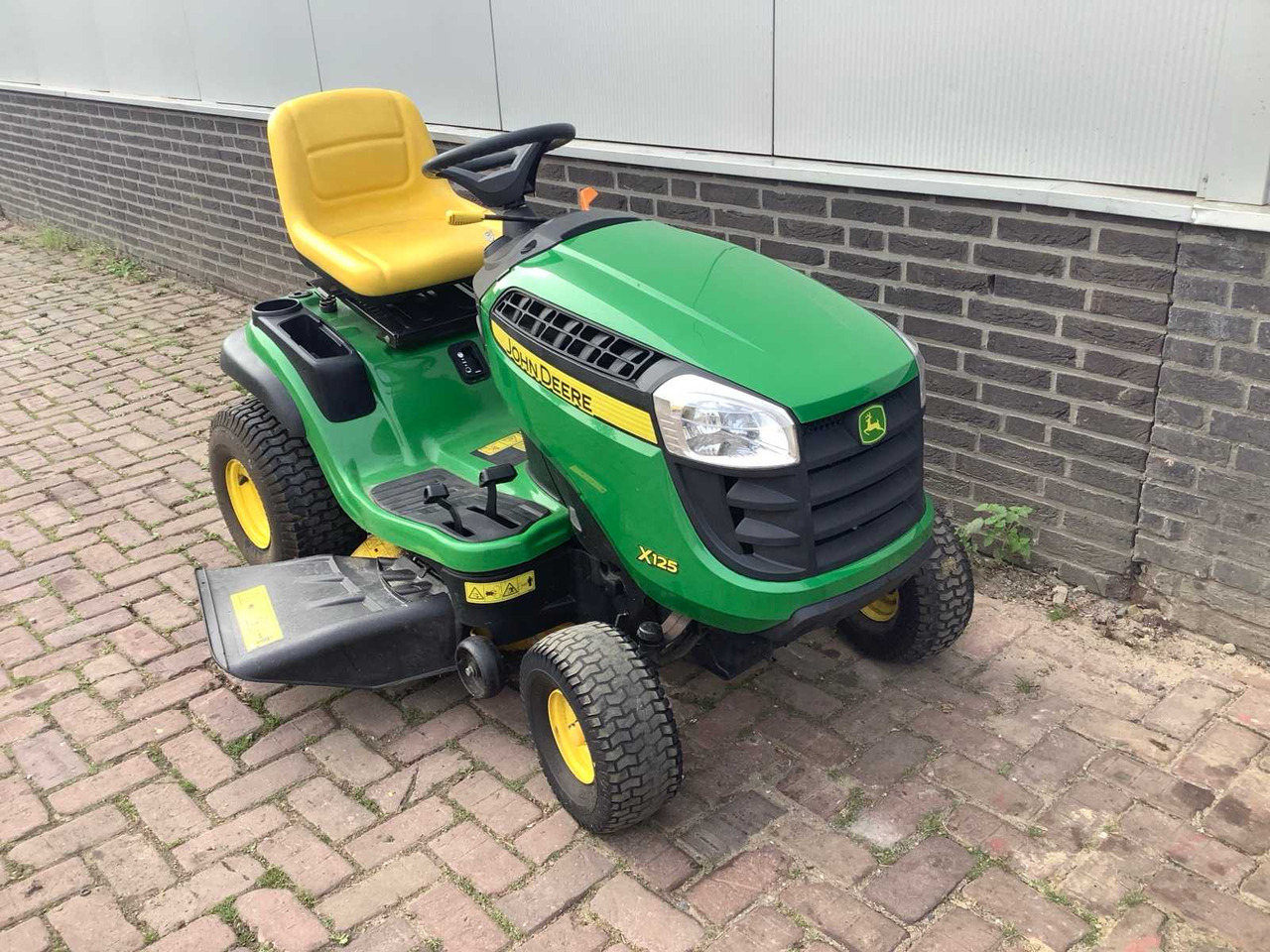 John Deere x125 - Газонокосилка: фото 1 John Deere x125 - Газонокосилка: фото 1