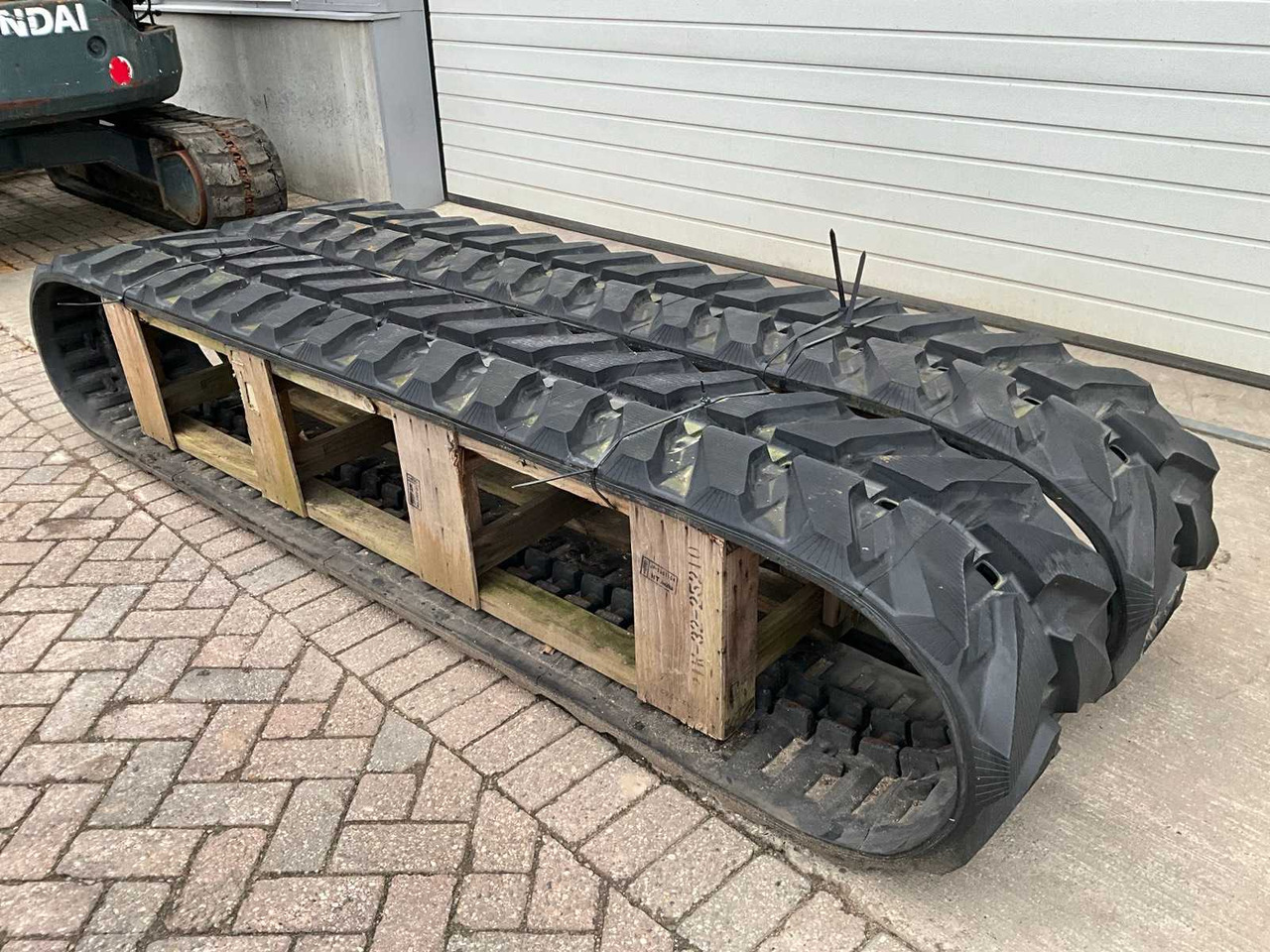 KOMATSU RUBBER TRACK (2X) - Экскаватор: фото 1 KOMATSU RUBBER TRACK (2X) - Экскаватор: фото 1