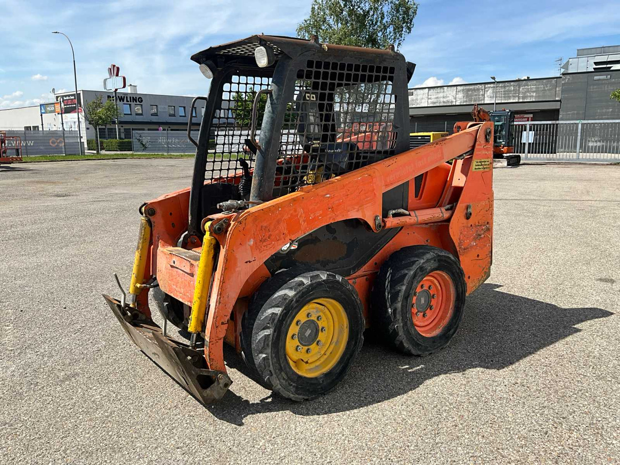 Komatsu SK714 - Мини-погрузчик с бортовым поворотом: фото 2 Komatsu SK714 - Мини-погрузчик с бортовым поворотом: фото 2