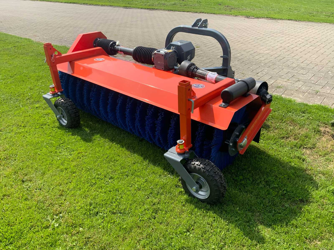 Loma Sweeper SWLT190 - Фронтальный погрузчик для трактора: фото 1 Loma Sweeper SWLT190 - Фронтальный погрузчик для трактора: фото 1