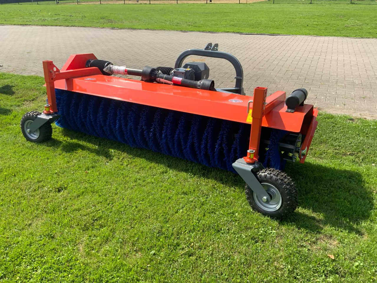 Loma Sweeper SWLT220 - Фронтальный погрузчик для трактора: фото 2 Loma Sweeper SWLT220 - Фронтальный погрузчик для трактора: фото 2