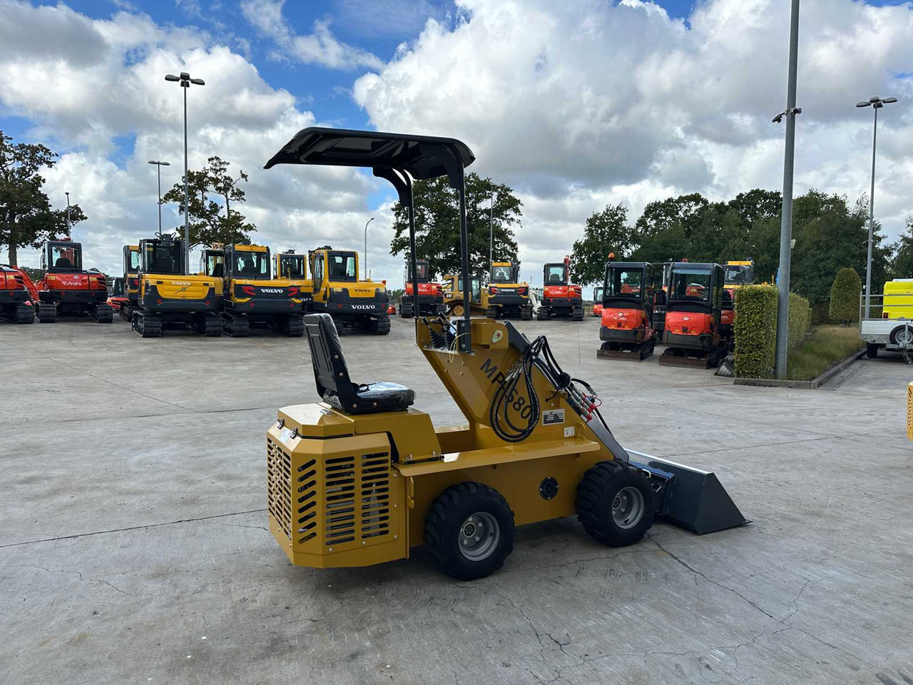 Machpro MP-S800 - Мини-погрузчик с бортовым поворотом: фото 4 Machpro MP-S800 - Мини-погрузчик с бортовым поворотом: фото 4