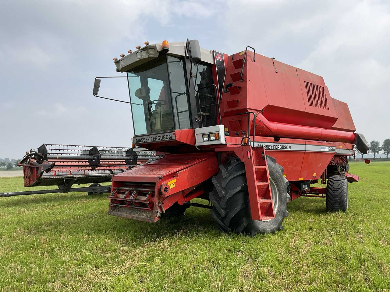 Massey Ferguson 38 RS - Зерноуборочный комбайн: фото 1 Massey Ferguson 38 RS - Зерноуборочный комбайн: фото 1