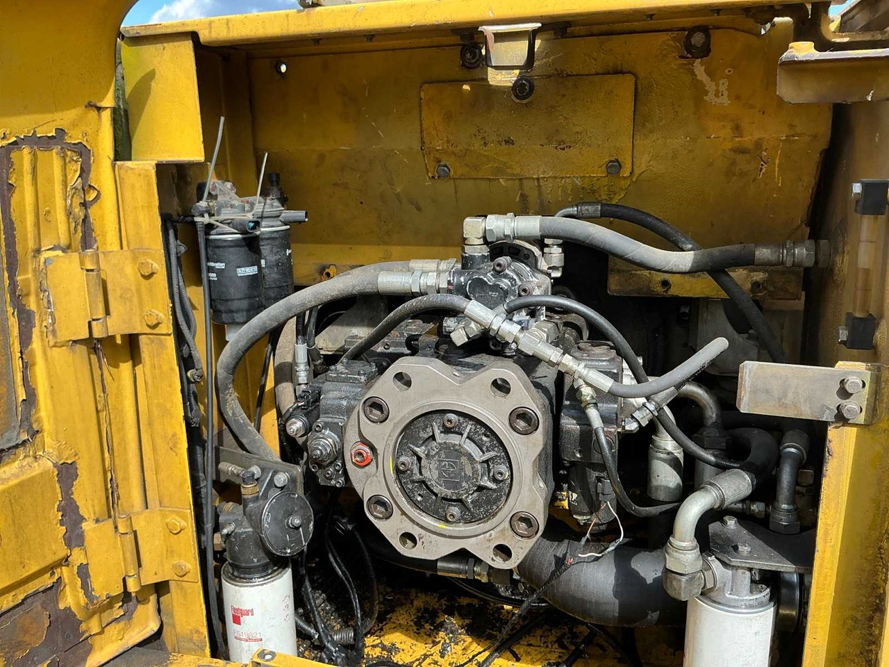 Гусеничный экскаватор NEW HOLLAND KOBELCO E 215B: фото 42
