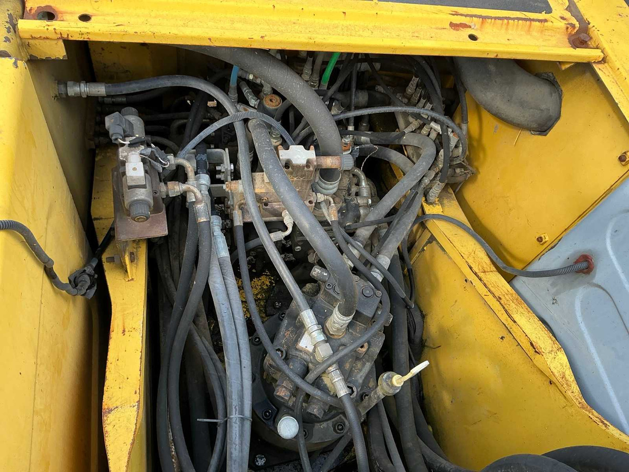 Гусеничный экскаватор NEW HOLLAND KOBELCO E 215B: фото 12