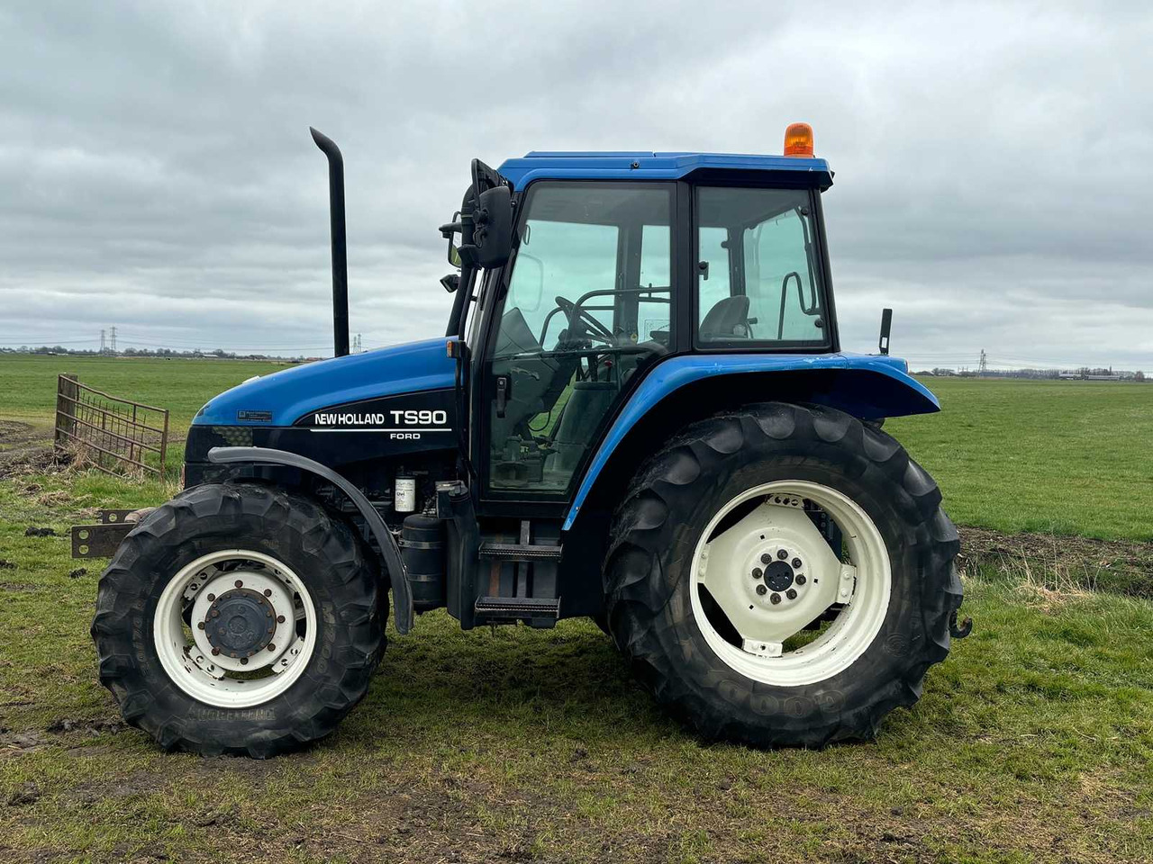 New Holland ts90 - Трактор: фото 2 New Holland ts90 - Трактор: фото 2