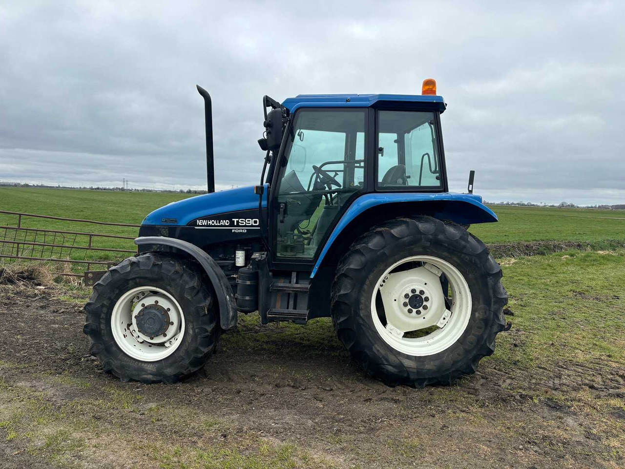 New Holland ts90 - Трактор: фото 3 New Holland ts90 - Трактор: фото 3