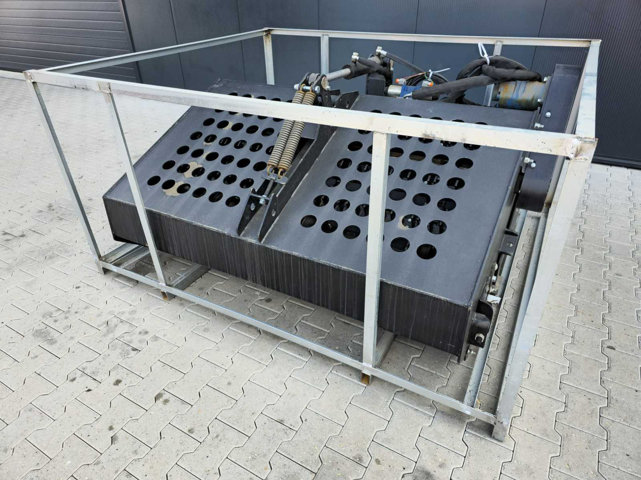 Rhino-cross Landscape rake - Техника для обработки почвы: фото 1 Rhino-cross Landscape rake - Техника для обработки почвы: фото 1