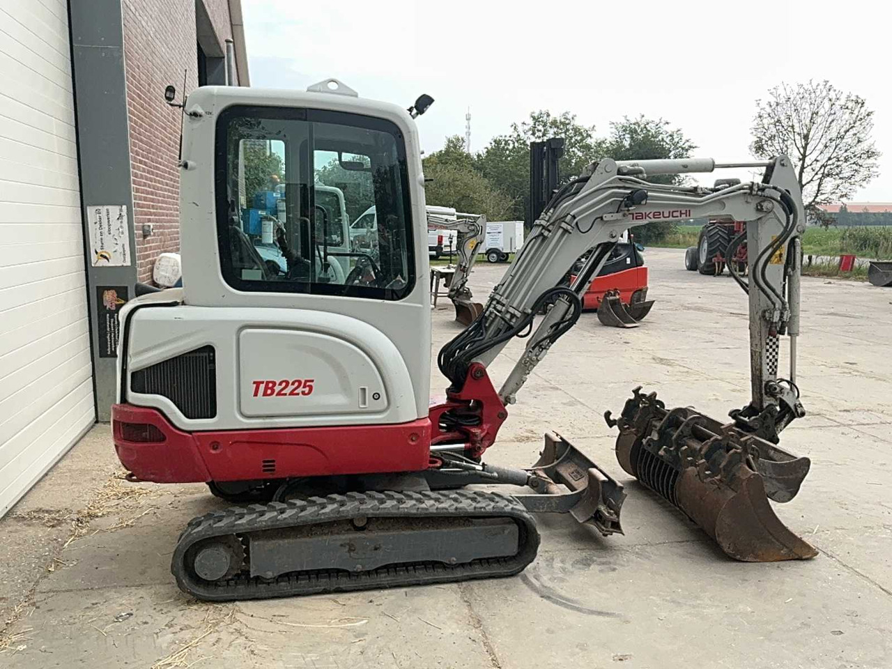 Takeuchi TB 225 - Мини-экскаватор: фото 3 Takeuchi TB 225 - Мини-экскаватор: фото 3