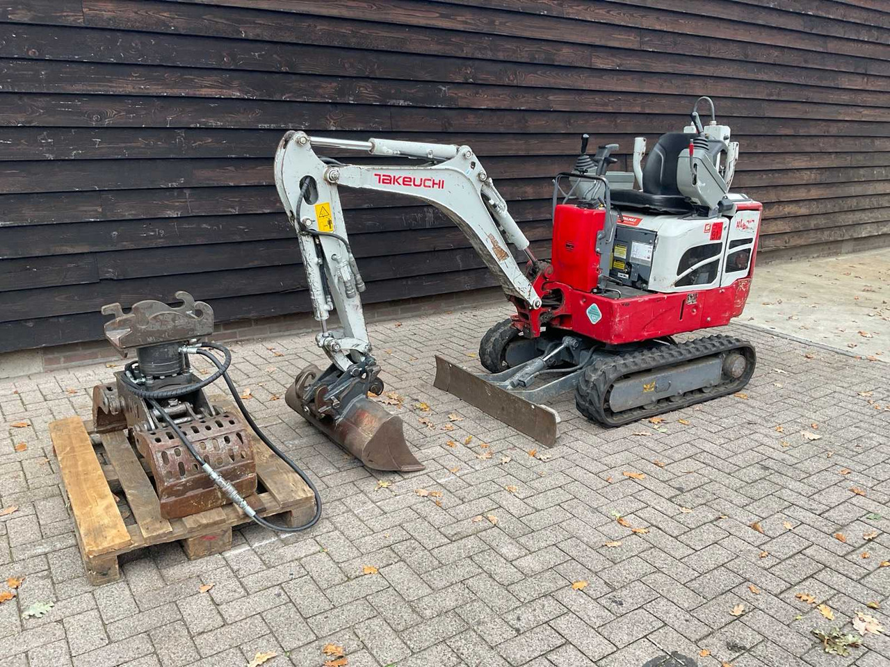 Takeuchi TB210 R - Мини-экскаватор: фото 1 Takeuchi TB210 R - Мини-экскаватор: фото 1