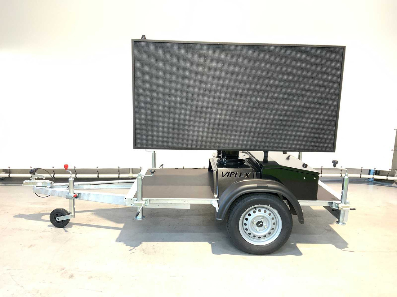Viplex tekstkar P8 ledscherm op aanhangwagen - Строительное оборудование, Прицеп: фото 2 Viplex tekstkar P8 ledscherm op aanhangwagen - Строительное оборудование, Прицеп: фото 2