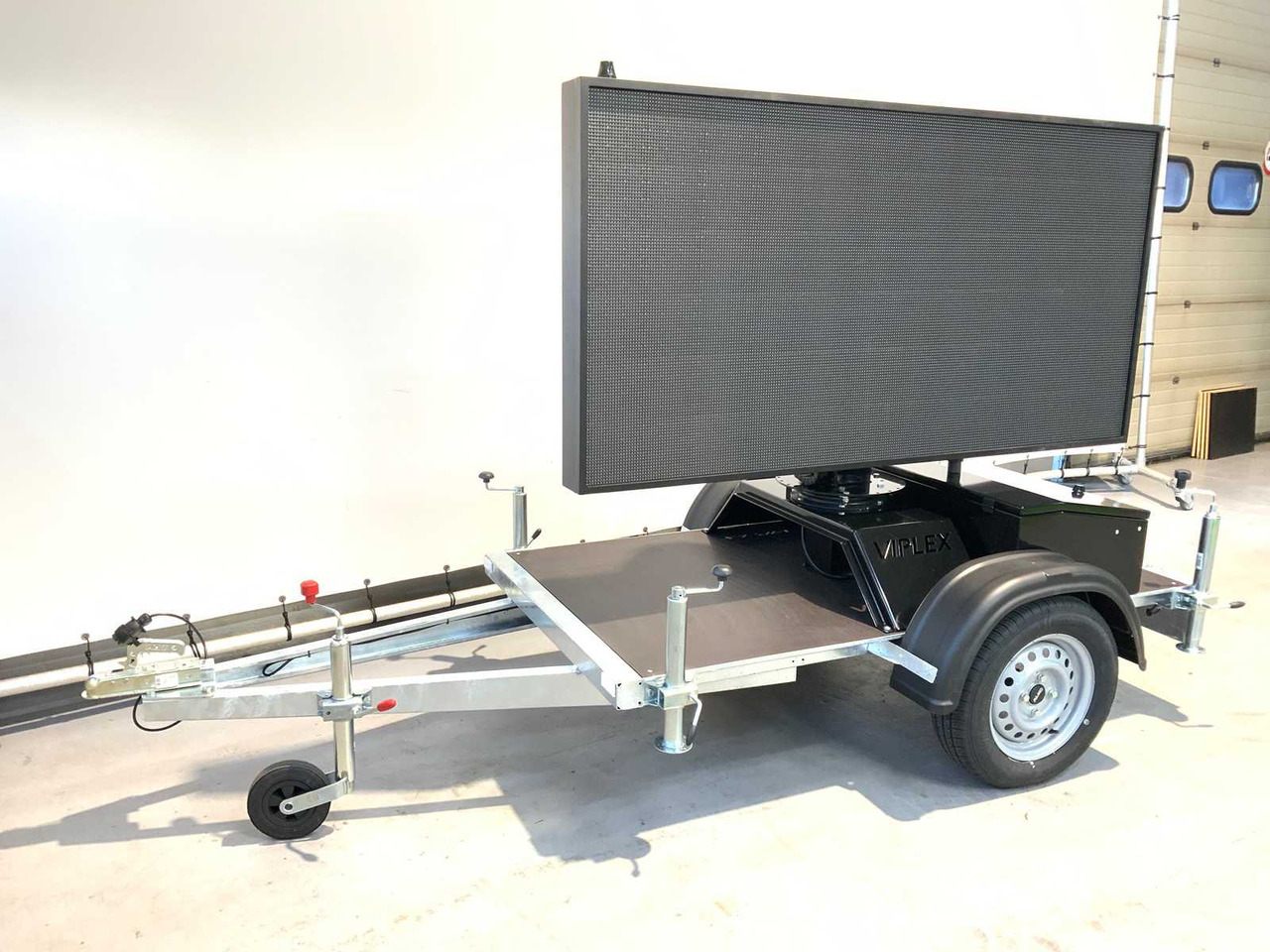 Viplex tekstkar P8 ledscherm op aanhangwagen - Строительное оборудование, Прицеп: фото 1 Viplex tekstkar P8 ledscherm op aanhangwagen - Строительное оборудование, Прицеп: фото 1