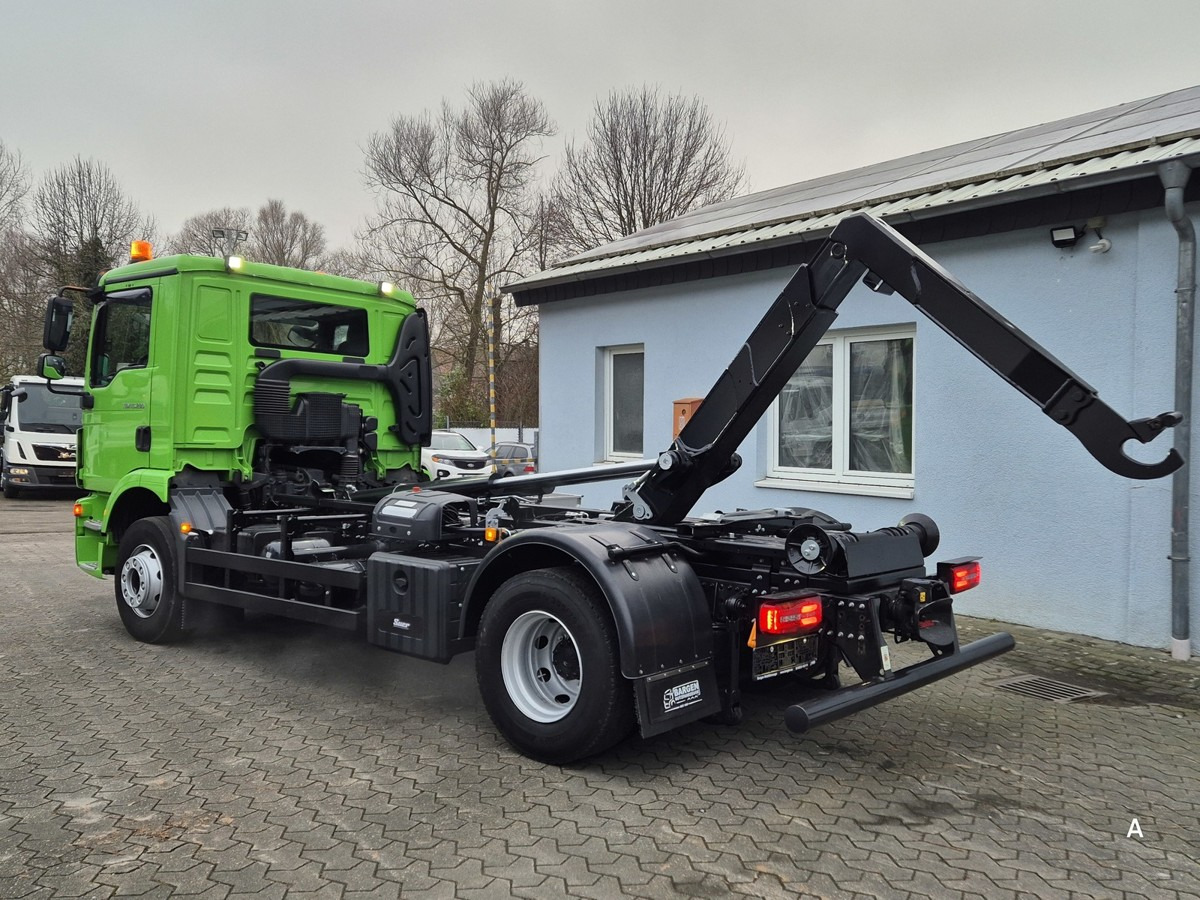 MAN TGM 15.250 Abrollkipper hydr. Haken 900-1570mm - Крюковой мультилифт: фото 1 MAN TGM 15.250 Abrollkipper hydr. Haken 900-1570mm - Крюковой мультилифт: фото 1