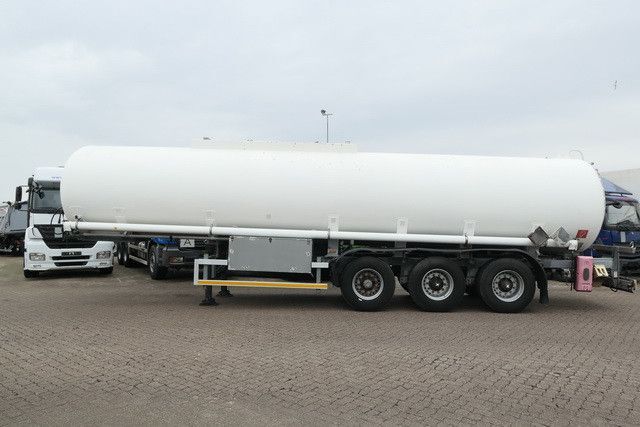 Kässbohrer STH 34/10-24/Tank 34.000 ltr./Unterbefüll./Pumpe - Полуприцеп-цистерна: фото 2 Kässbohrer STH 34/10-24/Tank 34.000 ltr./Unterbefüll./Pumpe - Полуприцеп-цистерна: фото 2