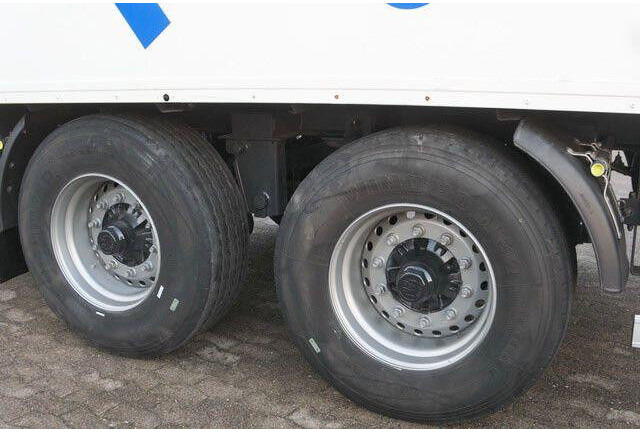 Sommer 2-Achser, elektr. Rolltor, BPW, 11.000mm lang - Полуприцеп-фургон: фото 4 Sommer 2-Achser, elektr. Rolltor, BPW, 11.000mm lang - Полуприцеп-фургон: фото 4