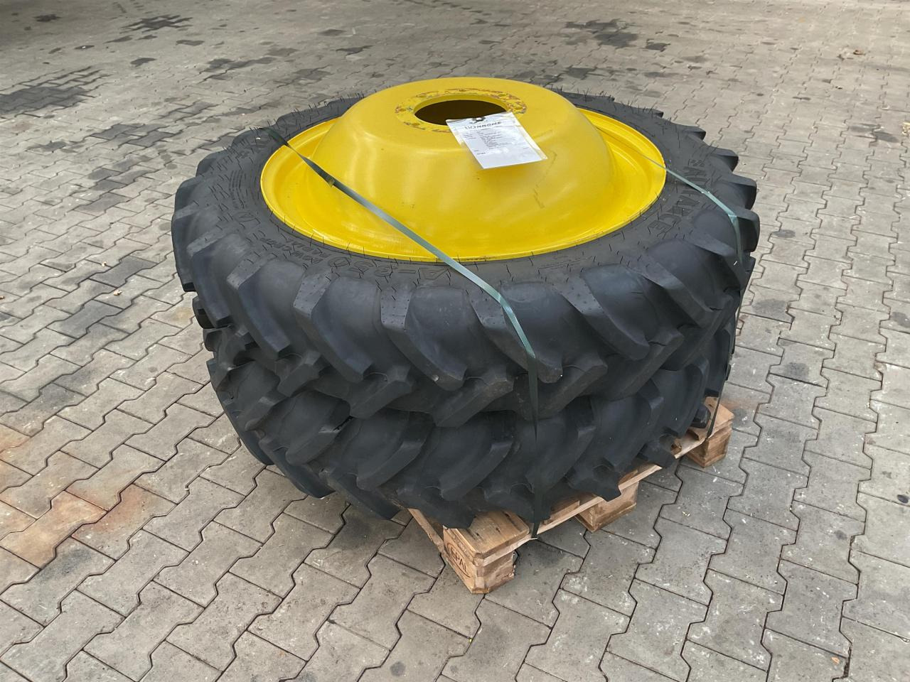 Alliance 270/95R36 - Шина для Сельскохозяйственной техники: фото 1 Alliance 270/95R36 - Шина для Сельскохозяйственной техники: фото 1