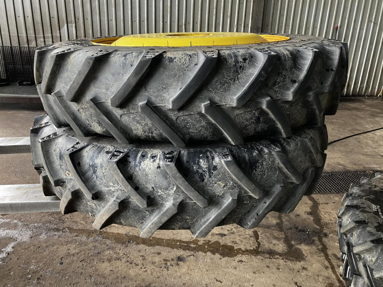 BKT 270/95R32 - Шина для Сельскохозяйственной техники: фото 1 BKT 270/95R32 - Шина для Сельскохозяйственной техники: фото 1