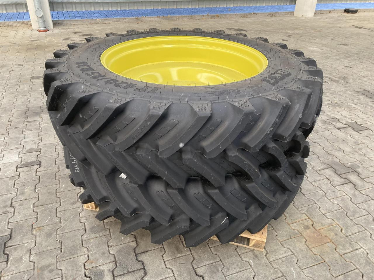 BKT 420/85R38 - Шина для Сельскохозяйственной техники: фото 1 BKT 420/85R38 - Шина для Сельскохозяйственной техники: фото 1