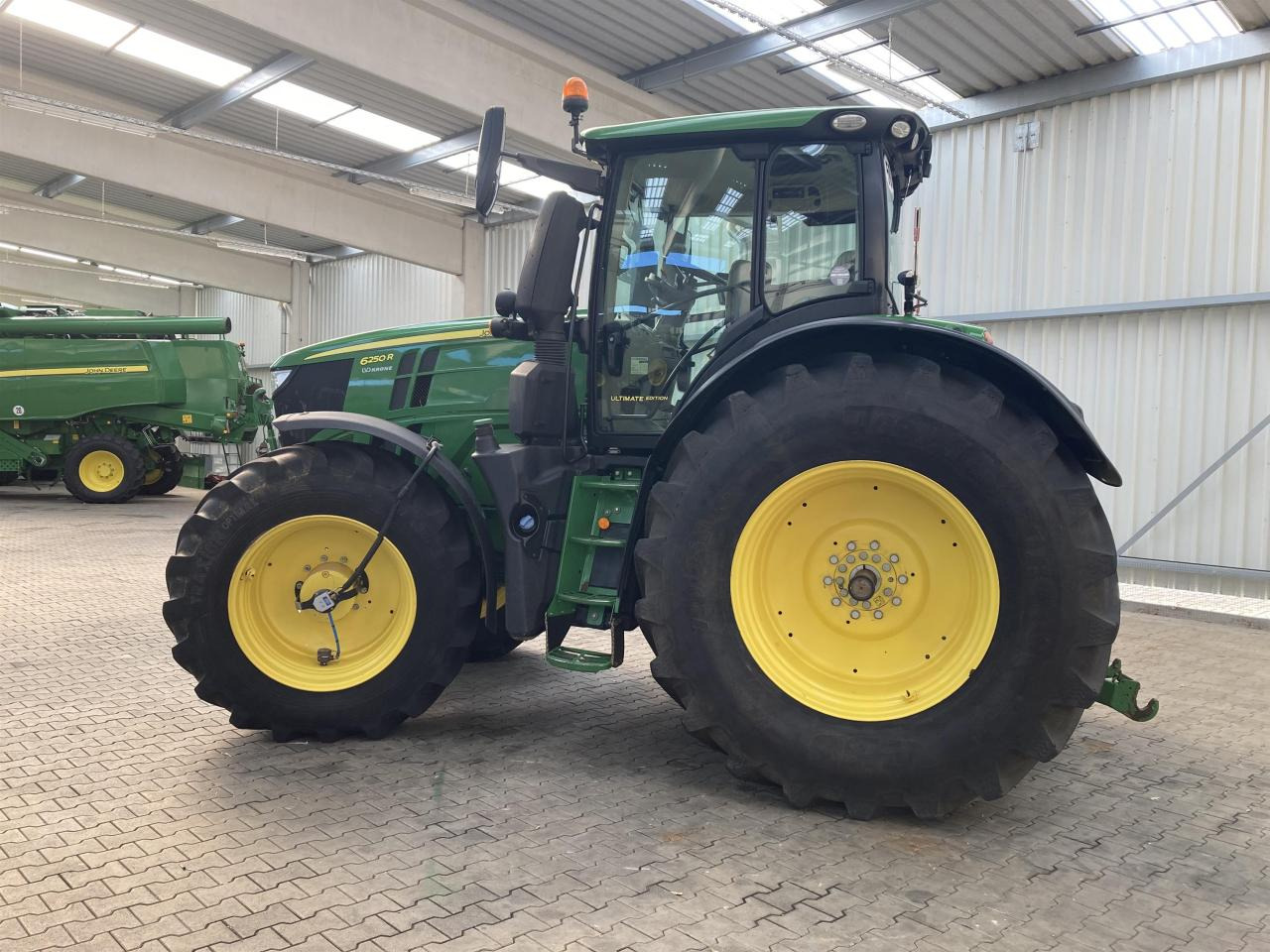 Трактор John Deere 6250R: фото 9