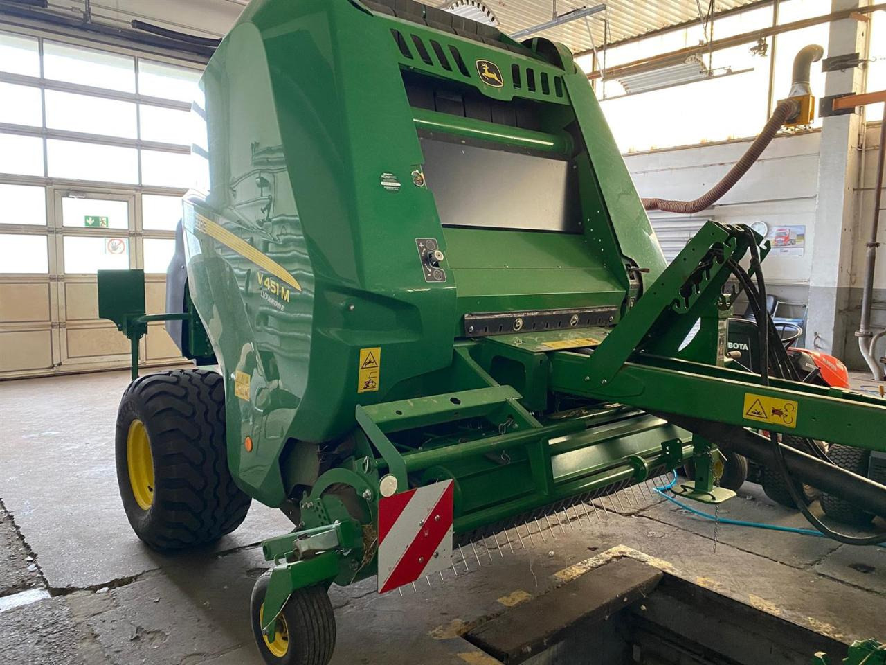 John Deere V451M MaxiCut 13 - Пресс-подборщик рулонный: фото 2 John Deere V451M MaxiCut 13 - Пресс-подборщик рулонный: фото 2