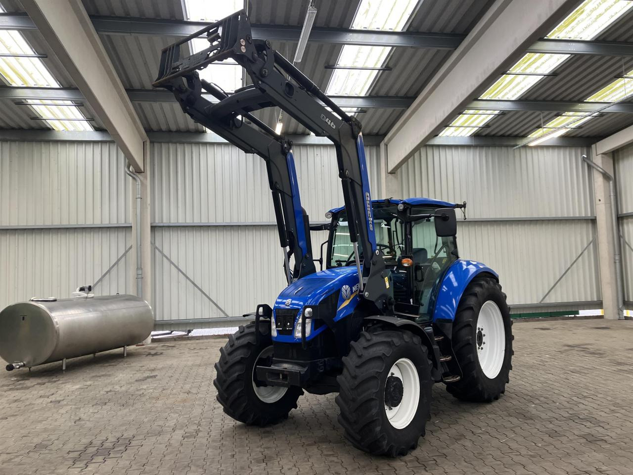 New Holland T 5.105 - Трактор: фото 1 New Holland T 5.105 - Трактор: фото 1