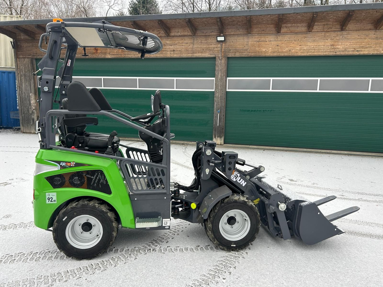 - Компактный фронтальный погрузчик: фото 1 - Компактный фронтальный погрузчик: фото 1