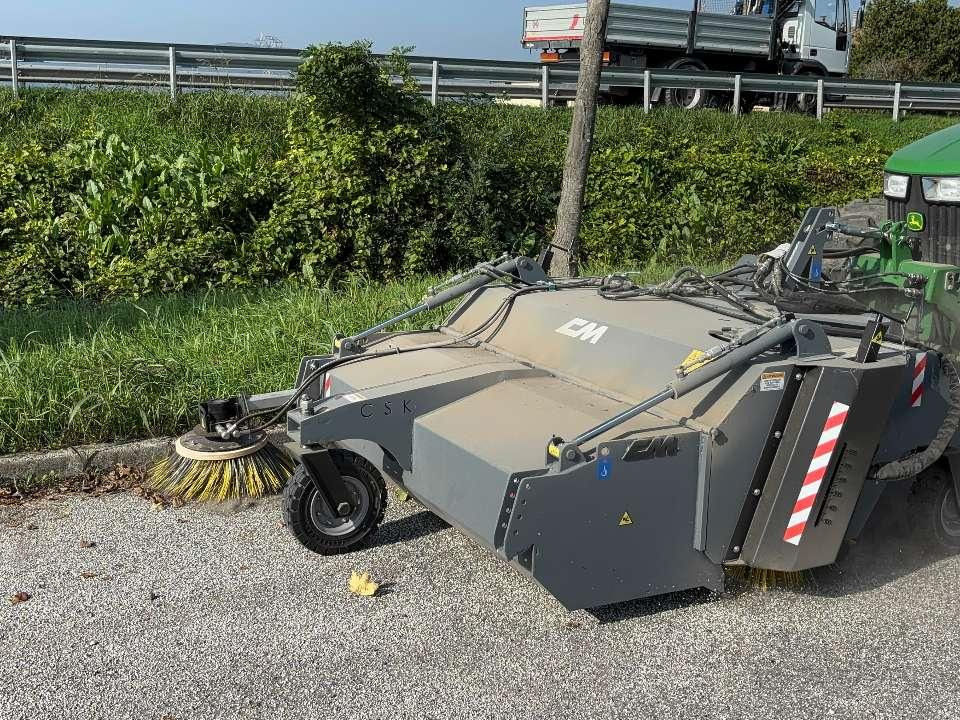 CM Crusher CSK 200 Sweeping Bucket - Щетка для Мини-погрузчиков с бортовым поворотом: фото 4 CM Crusher CSK 200 Sweeping Bucket - Щетка для Мини-погрузчиков с бортовым поворотом: фото 4