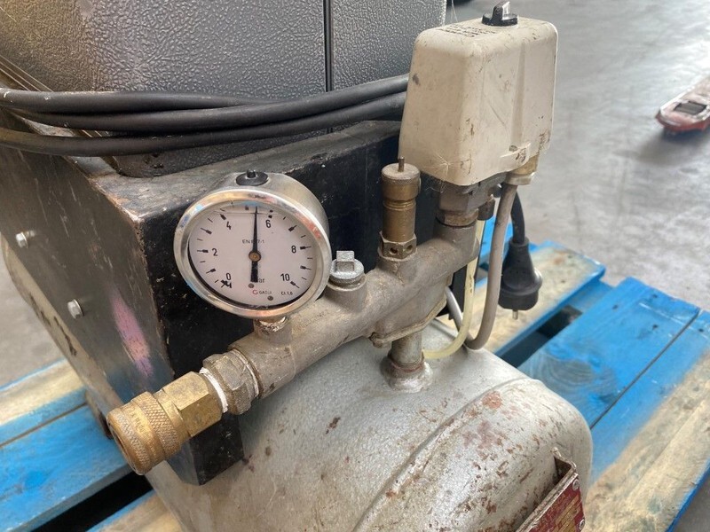 Atlas-Copco LXS 111 1.1 kW 10 bar 125 L / min zuigercompressor met 50 liter ketel - Воздушный компрессор: фото 5 Atlas-Copco LXS 111 1.1 kW 10 bar 125 L / min zuigercompressor met 50 liter ketel - Воздушный компрессор: фото 5