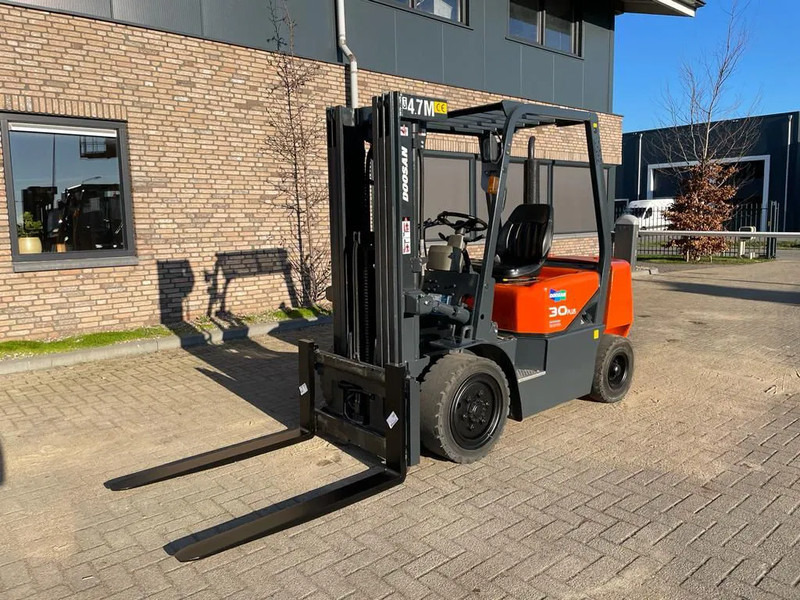 Doosan D30G Yanmar 3 ton Triplex Freelift Sideshift Diesel Heftruck 470 cm hefhoogte - Дизельный погрузчик: фото 1 Doosan D30G Yanmar 3 ton Triplex Freelift Sideshift Diesel Heftruck 470 cm hefhoogte - Дизельный погрузчик: фото 1