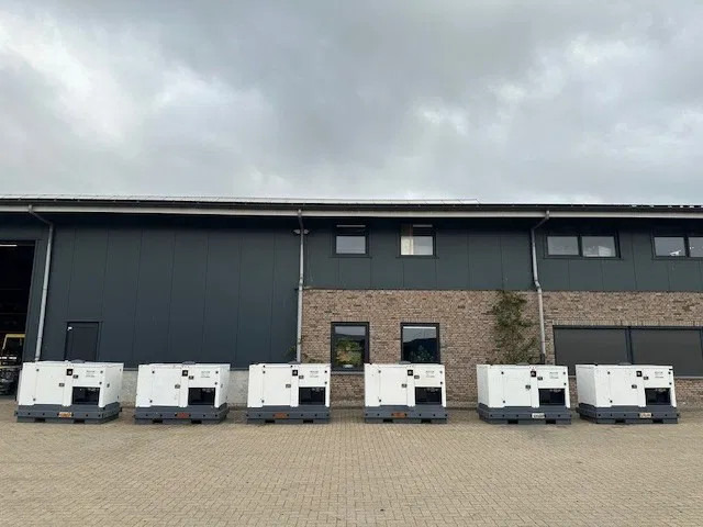 Iveco FPT F32 AM1A Leroy Somer 32 KVA Silent generatorset 660 hours ! - Электрогенератор: фото 5 Iveco FPT F32 AM1A Leroy Somer 32 KVA Silent generatorset 660 hours ! - Электрогенератор: фото 5