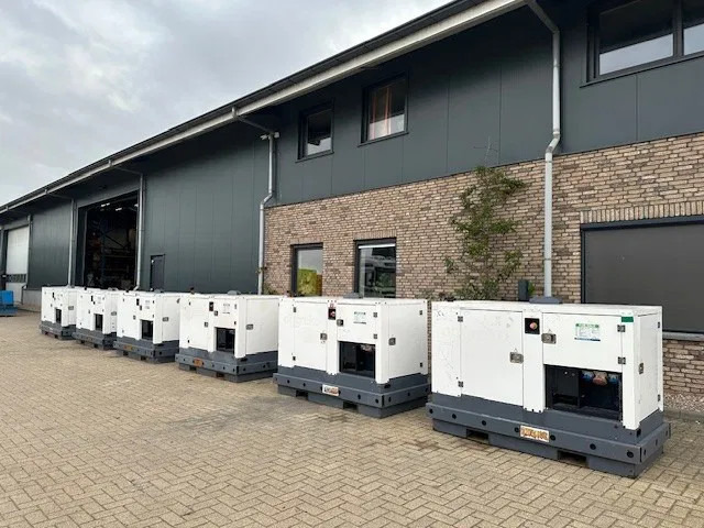 Iveco FPT F32 AM1A Leroy Somer 32 kVA Silent generatorset 21 hours ! - Электрогенератор: фото 5 Iveco FPT F32 AM1A Leroy Somer 32 kVA Silent generatorset 21 hours ! - Электрогенератор: фото 5