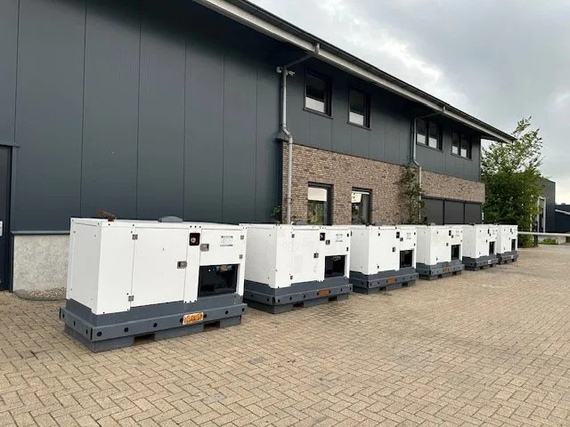 Iveco FPT F32 AM1A Leroy Somer 32 kVA Silent generatorset 667 hours ! - Электрогенератор: фото 2 Iveco FPT F32 AM1A Leroy Somer 32 kVA Silent generatorset 667 hours ! - Электрогенератор: фото 2