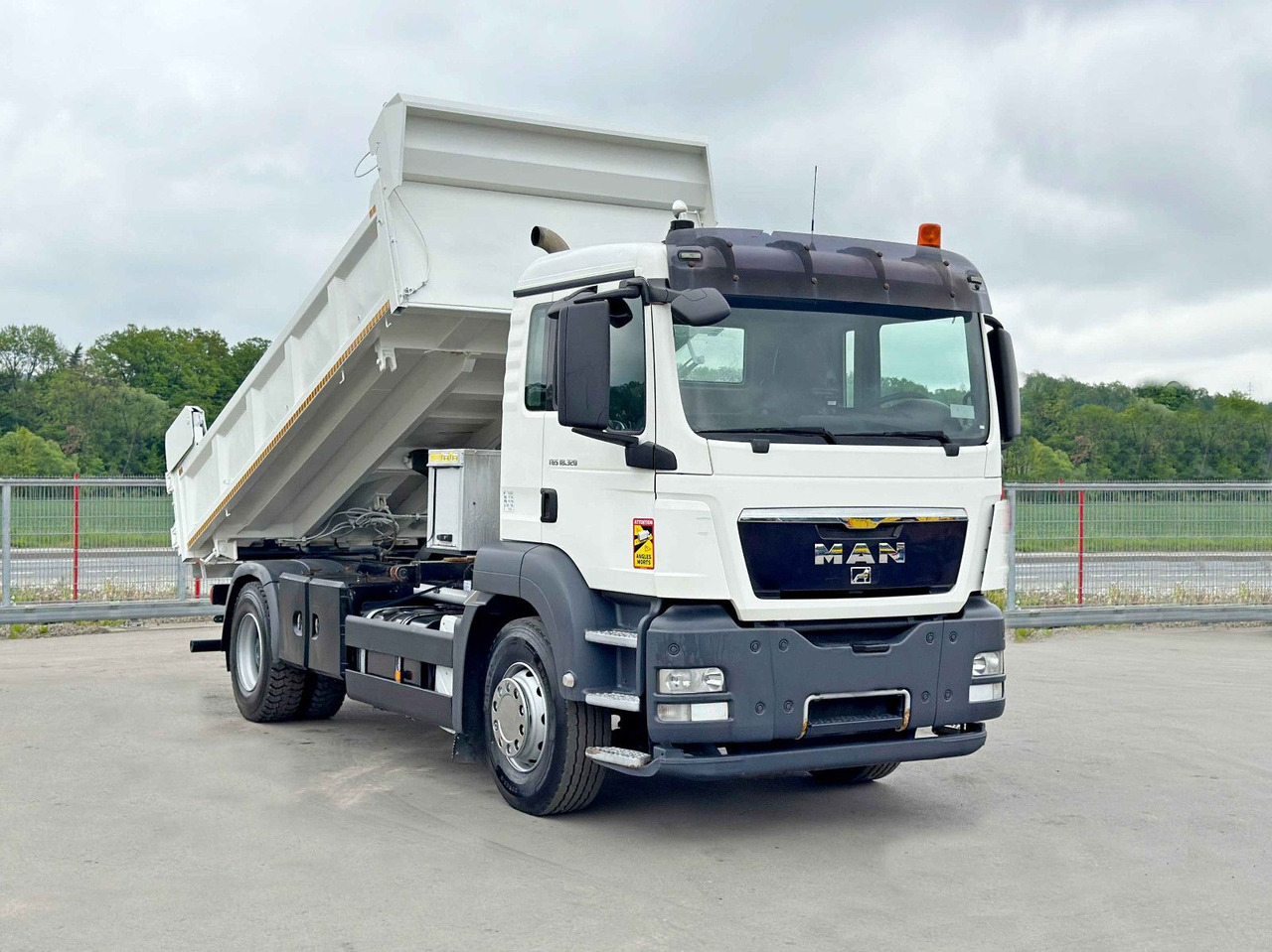 MAN TGS 18.320 * KIPPER 4,95m + BORDMATIC*TOPZUSTAND - Самосвал, Автоманипулятор: фото 2 MAN TGS 18.320 * KIPPER 4,95m + BORDMATIC*TOPZUSTAND - Самосвал, Автоманипулятор: фото 2