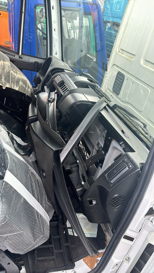 IVECO EUROCARGO 150-280 EURO 5-6 CABIN 4X2 NEW AUTOMATIC 000135A - Кабина для Грузовиков: фото 4 IVECO EUROCARGO 150-280 EURO 5-6 CABIN 4X2 NEW AUTOMATIC 000135A - Кабина для Грузовиков: фото 4