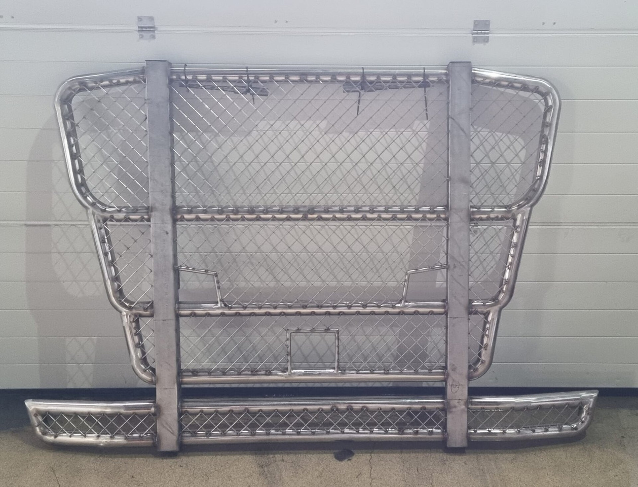 Volvo FH4 BULLBAR RVS primer NIET GESPOTEN 000010 - Кузов и экстерьер для Грузовиков: фото 1 Volvo FH4 BULLBAR RVS primer NIET GESPOTEN 000010 - Кузов и экстерьер для Грузовиков: фото 1
