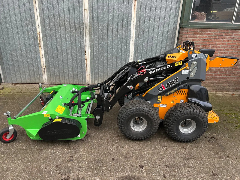 Giant SK252D + klepelmaaier - Компактный фронтальный погрузчик: фото 1 Giant SK252D + klepelmaaier - Компактный фронтальный погрузчик: фото 1