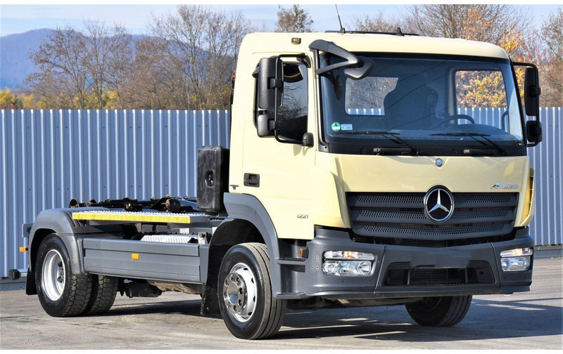Mercedes-Benz ATEGO 1221 * ABROLLKIPPER * TOPZUSTAND - Крюковой мультилифт: фото 3 Mercedes-Benz ATEGO 1221 * ABROLLKIPPER * TOPZUSTAND - Крюковой мультилифт: фото 3