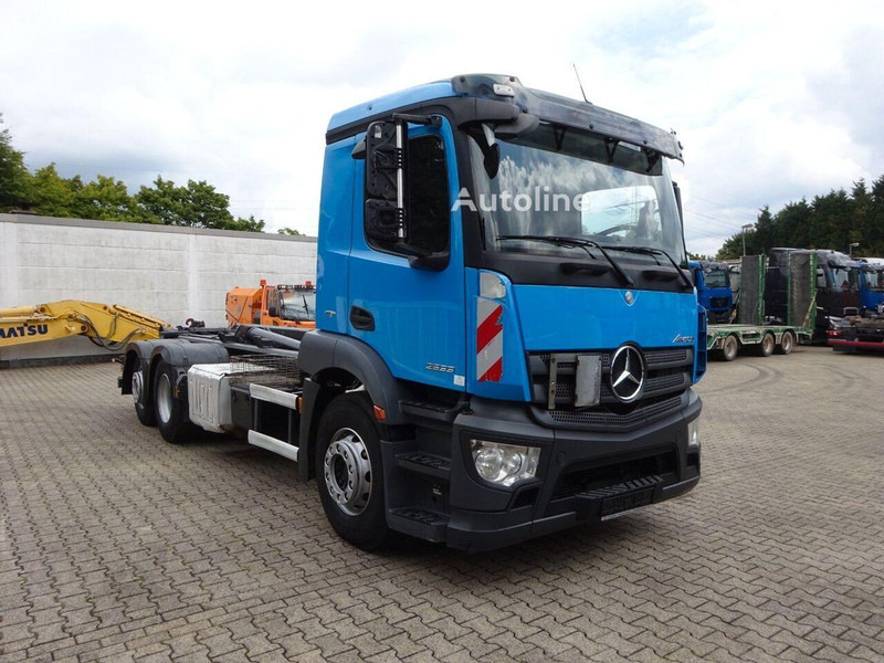 Mercedes-Benz Antos 2533 - Hook lift truck 6x2 - Крюковой мультилифт: фото 5 Mercedes-Benz Antos 2533 - Hook lift truck 6x2 - Крюковой мультилифт: фото 5