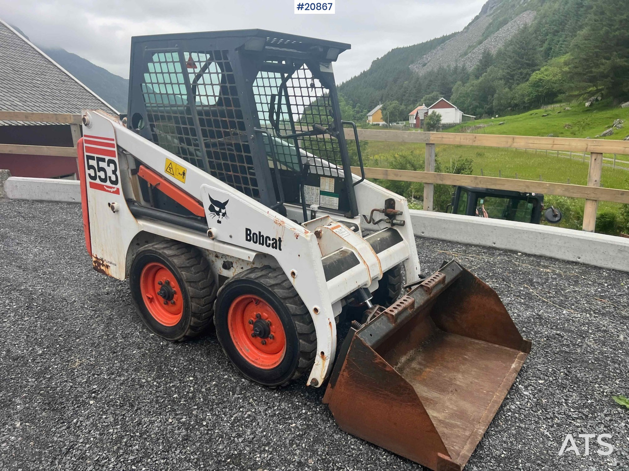 Bobcat 553 - Мини-погрузчик с бортовым поворотом: фото 2 Bobcat 553 - Мини-погрузчик с бортовым поворотом: фото 2