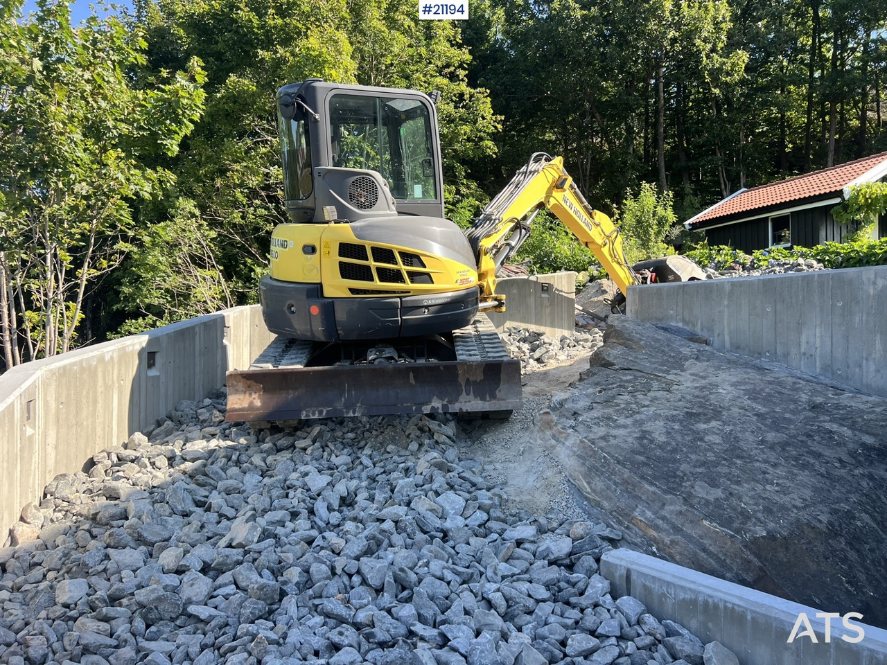 New Holland E55B - Гусеничный экскаватор: фото 1 New Holland E55B - Гусеничный экскаватор: фото 1