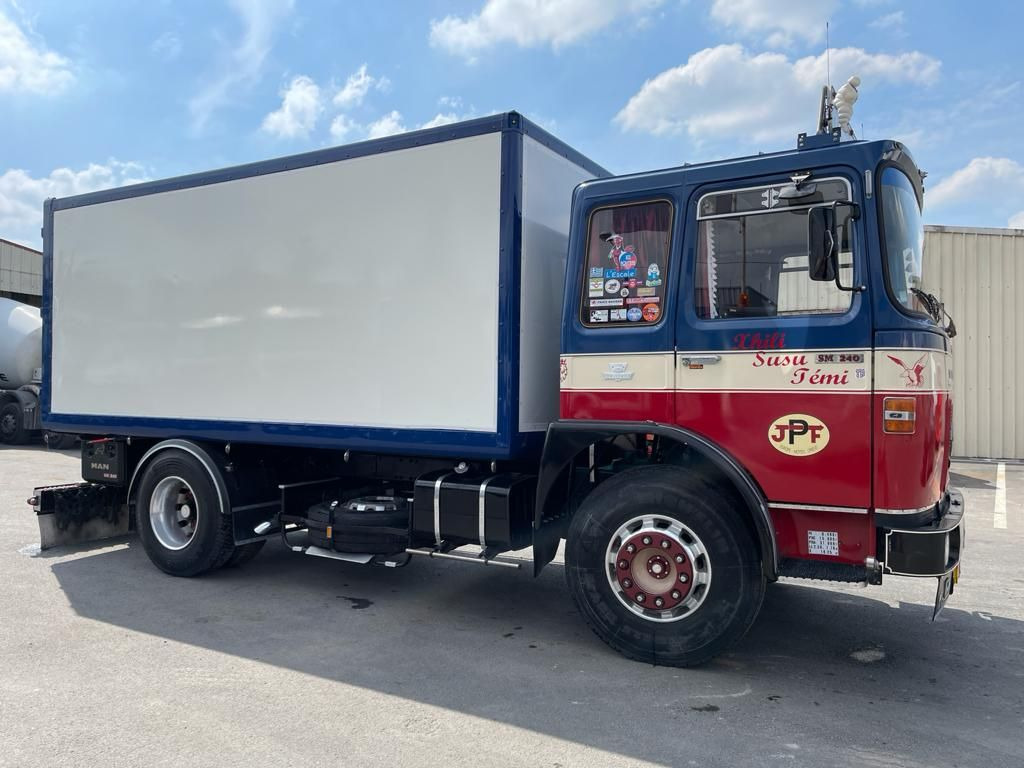 Camion SAVIEM SM 240 - Грузовик с закрытым кузовом: фото 2 Camion SAVIEM SM 240 - Грузовик с закрытым кузовом: фото 2