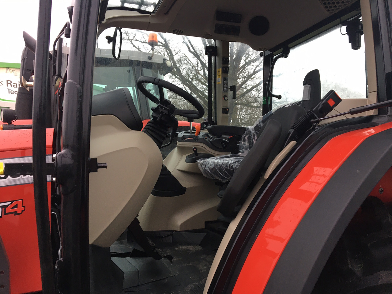 Massey Ferguson 5711 M Dyna-4 4WD Essent - Трактор: фото 4 Massey Ferguson 5711 M Dyna-4 4WD Essent - Трактор: фото 4