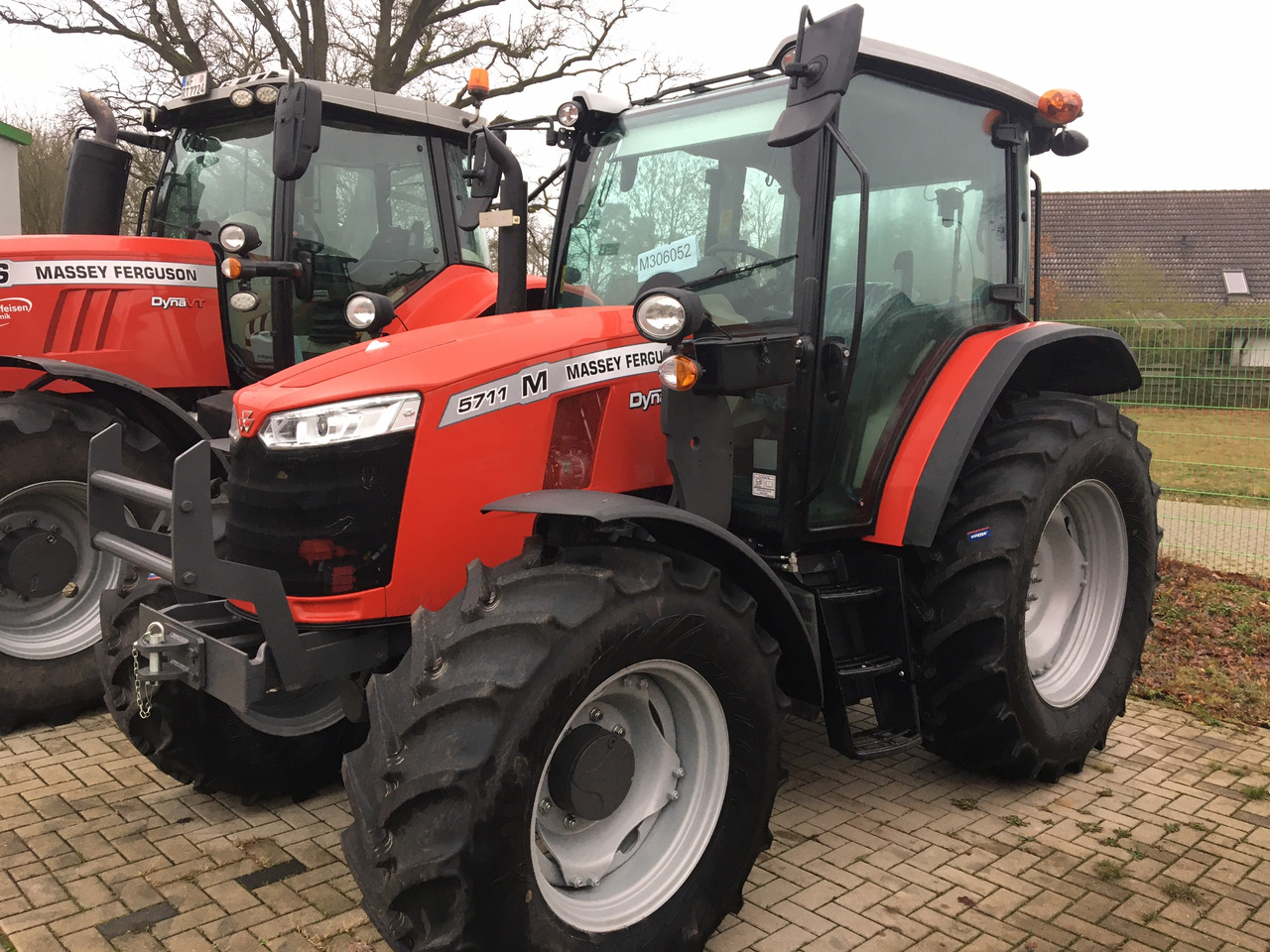 Massey Ferguson 5711 M Dyna-4 4WD Essent - Трактор: фото 1 Massey Ferguson 5711 M Dyna-4 4WD Essent - Трактор: фото 1