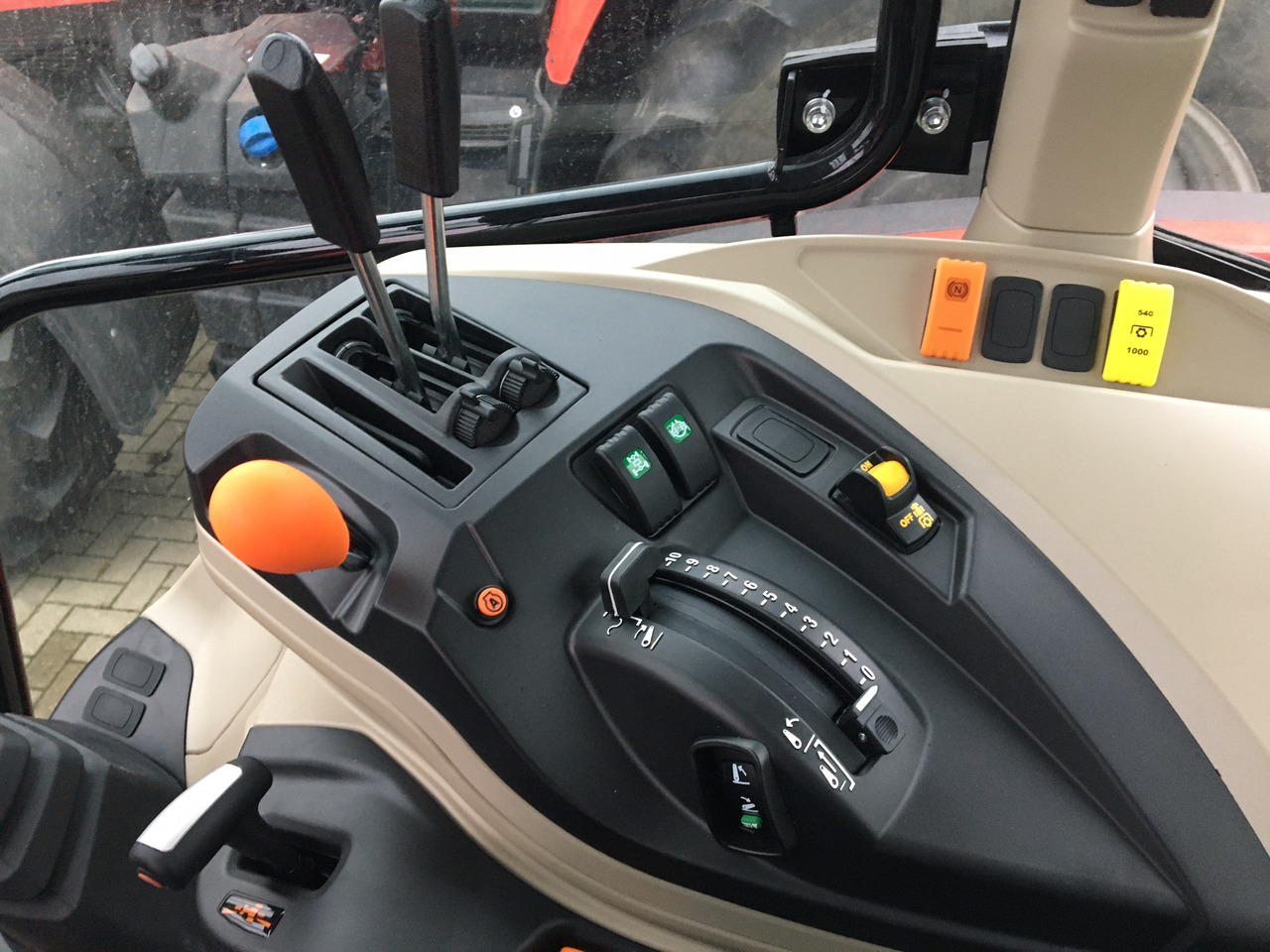 Massey Ferguson 5711 M Dyna-4 4WD Essent - Трактор: фото 2 Massey Ferguson 5711 M Dyna-4 4WD Essent - Трактор: фото 2